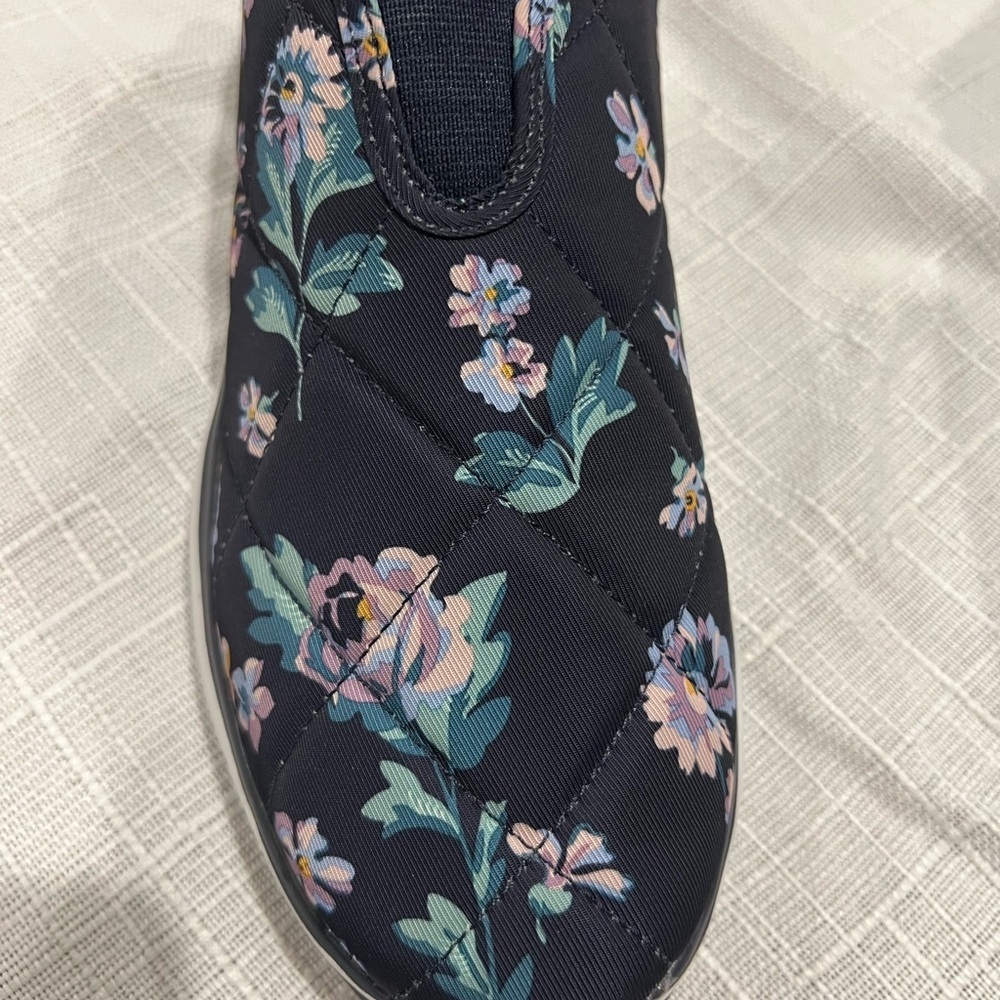 Vera Bradley VB Cloud Quilted Slip-On Shoes Blue Flowers Women’s Size 8 EUC - Picture 7 of 7